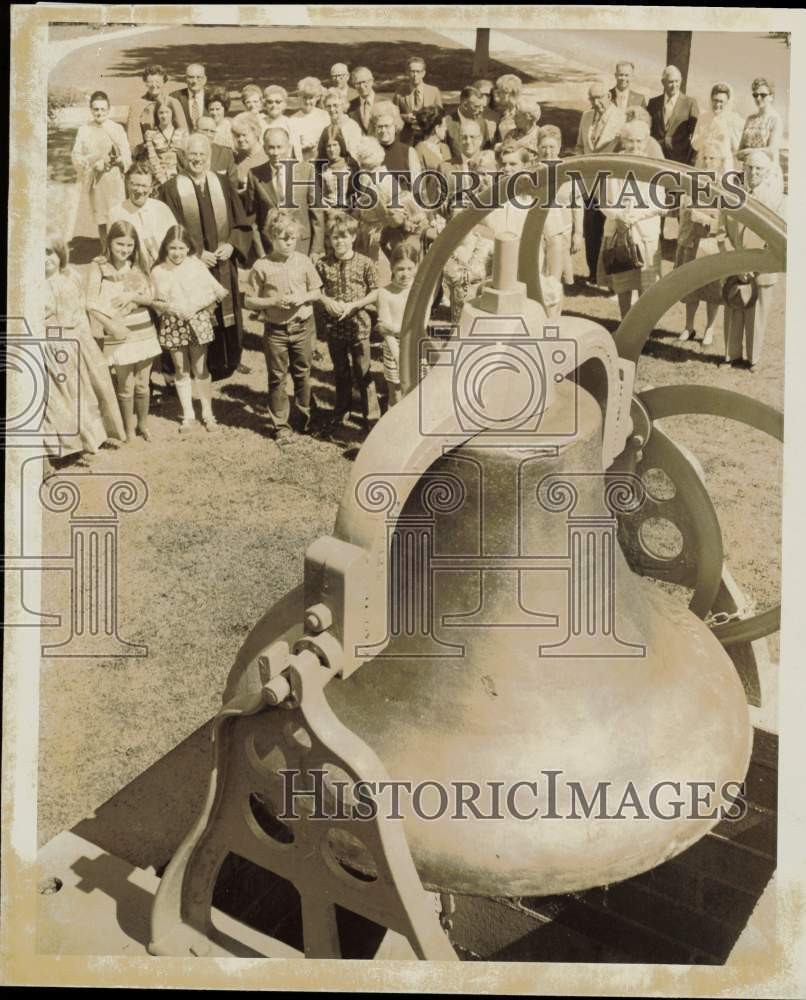 1972 Press Photo Residents wait for 100-year-old bell to be rung in Los Banos