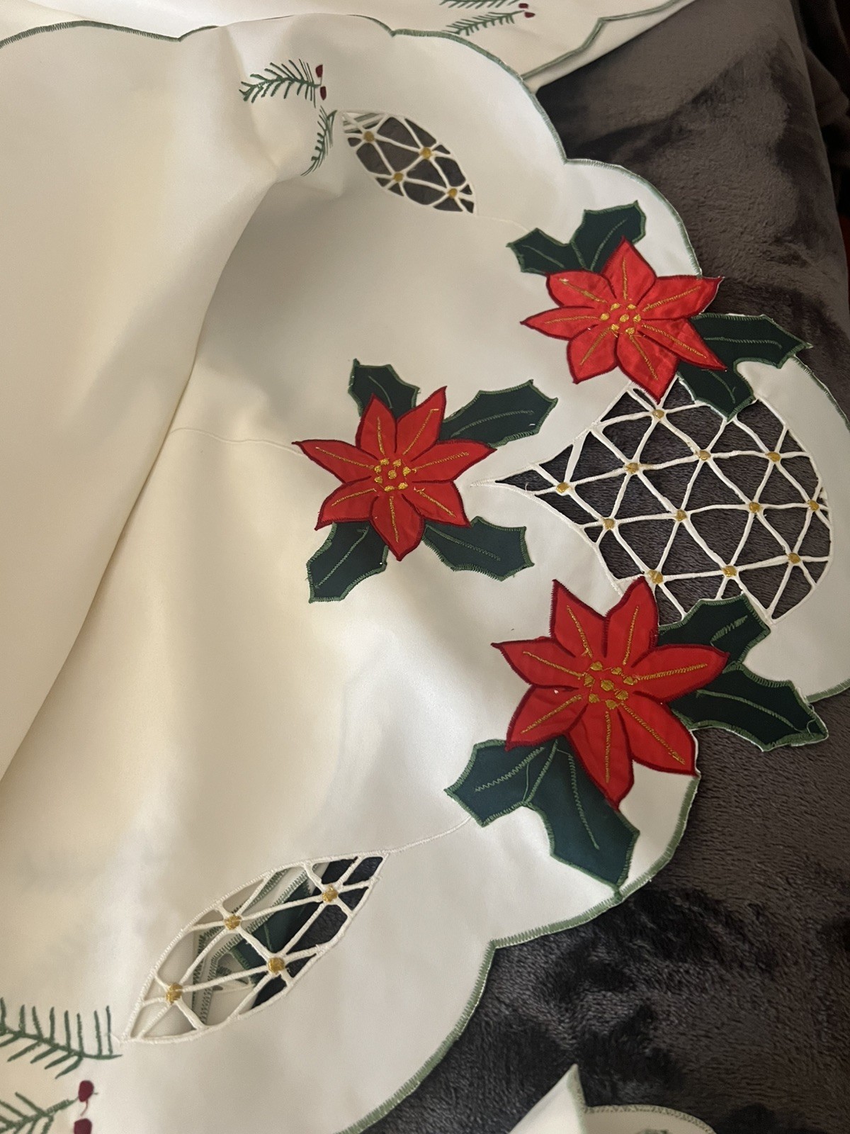 NEW ITALIAN LINEN HAND STITCHED CHRISTMAS TABLE CLOTH & MATCHING NAPKINS