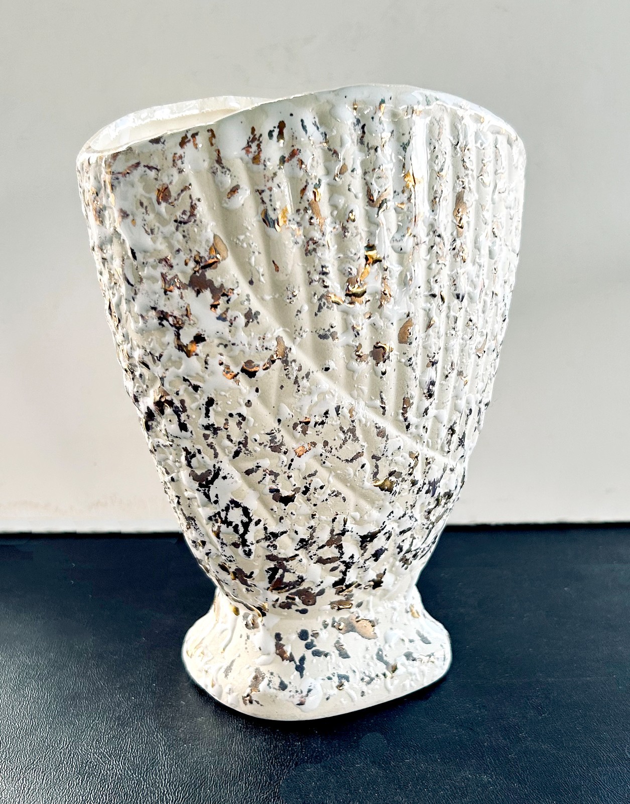 Mid Century-Style Vase Fluted Splatter Gold Over White Footed 7 x 5 1/2\