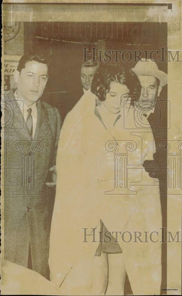 1970 Press Photo Kidnap victim Karen Vickers escorted from motel by FBI