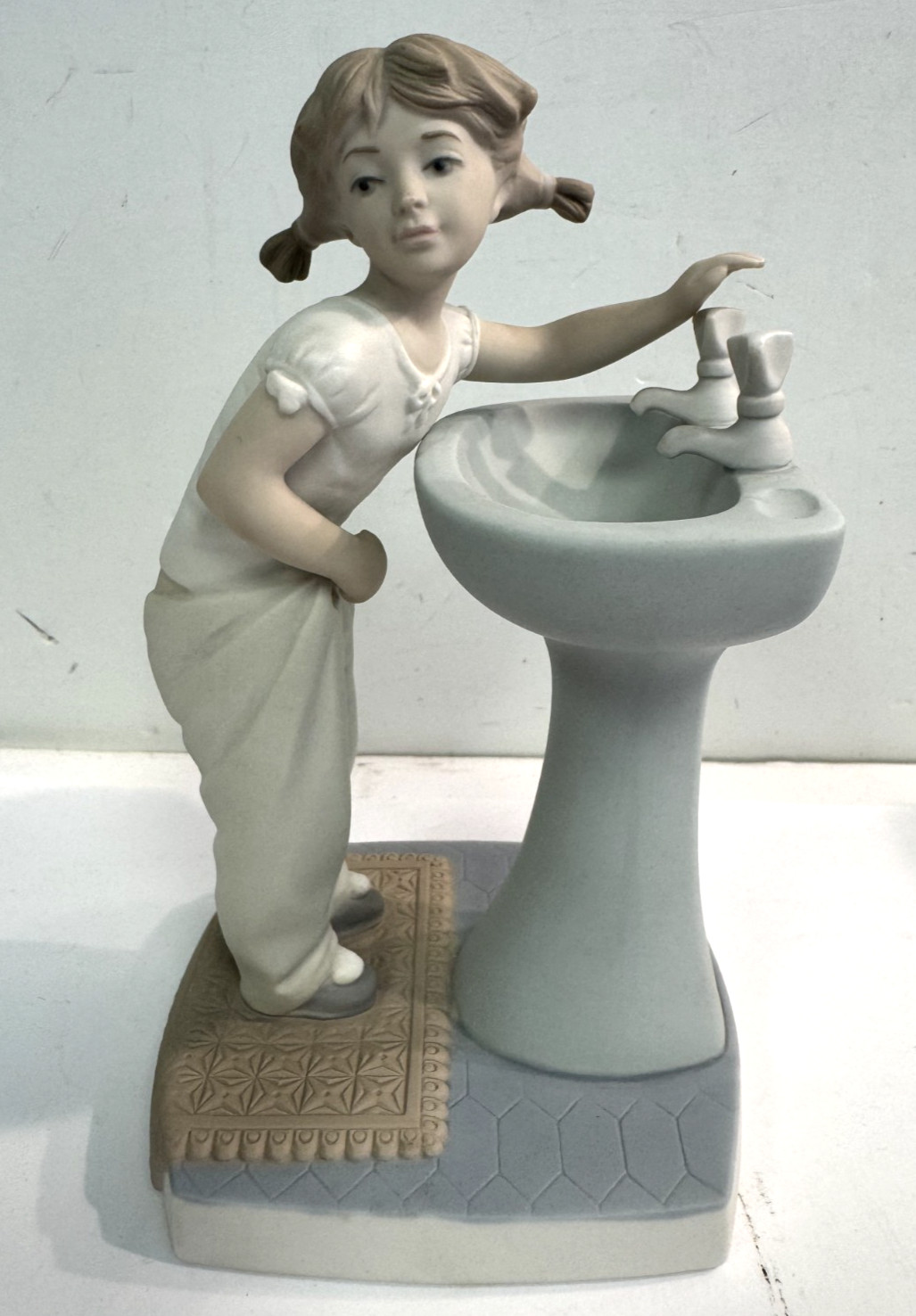 Lladro Clean Up Time Girl at Sink # 4838 Porcelain Figurine Retired 7.5\