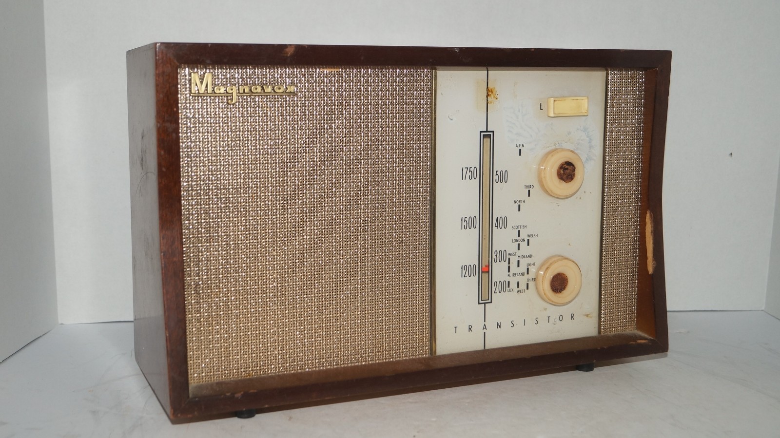 VINTAGE MAGNAVOX USA MODEL 300TR WOOD TABLE/DESKTOP TRANSISTOR RADIO - WORKS