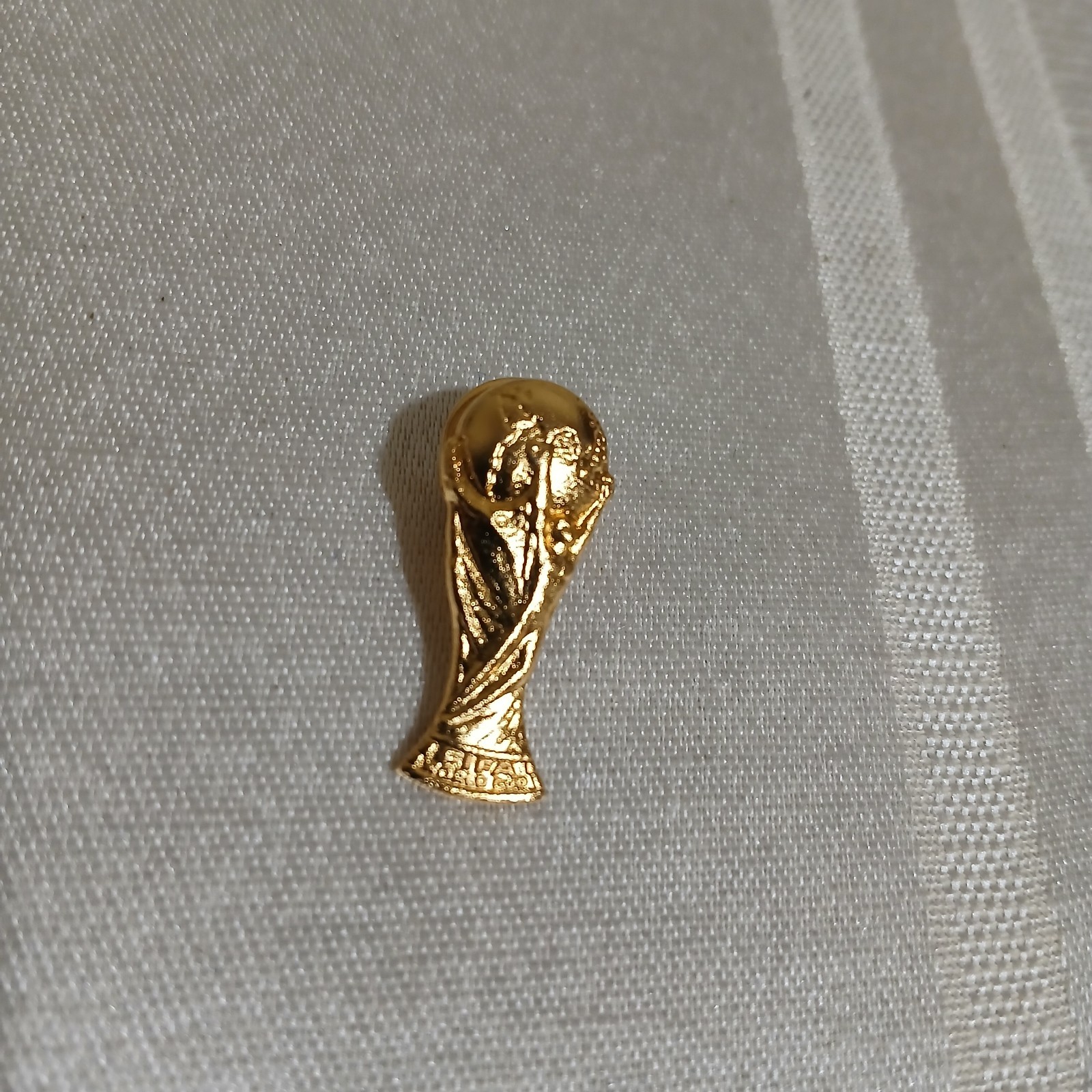 Vintage FIFA World Cup 94        Trophy pin. Rose Bowl Edition. New. Rare. 