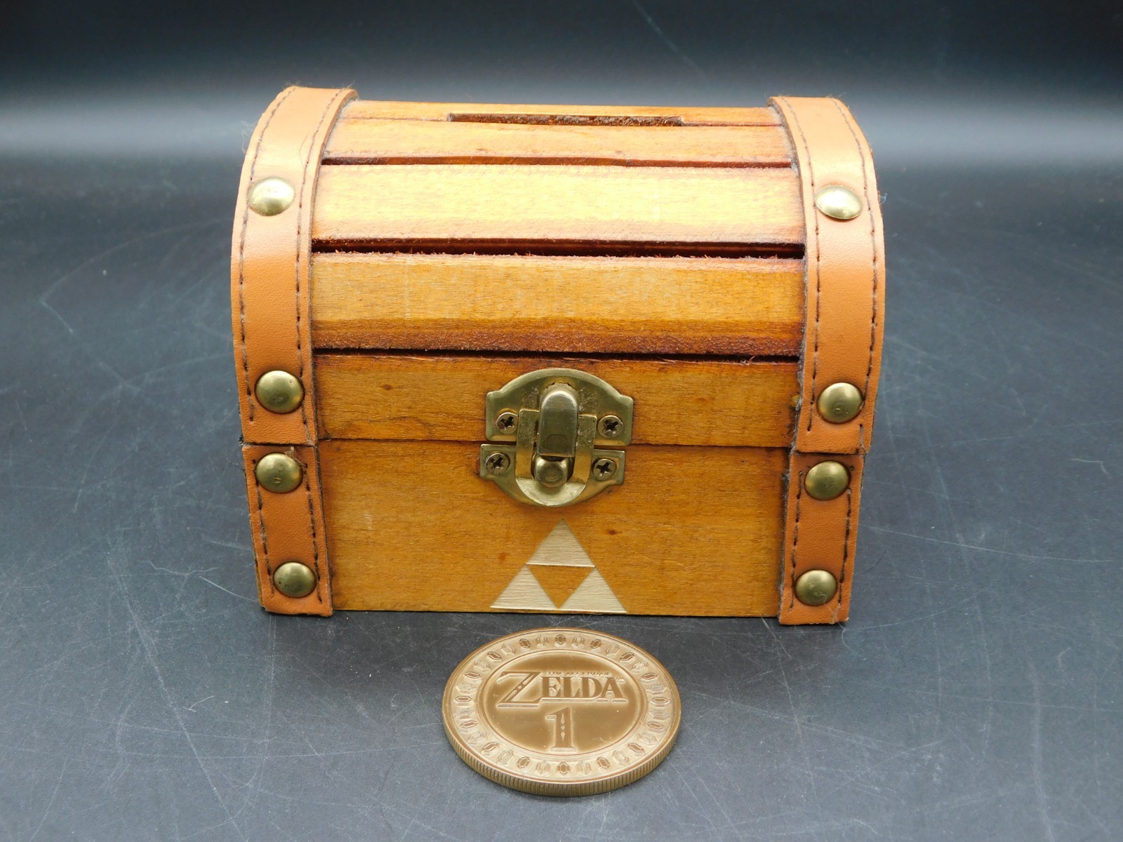 2017 Nintendo The Legend of Zelda Wood Chest Coin Bank with Original Coin