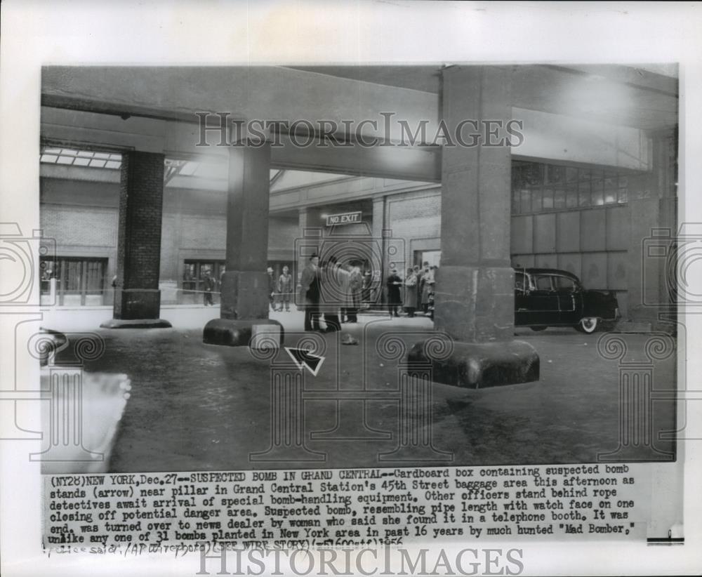 1956 Press Photo Scene of suspected bomb in cardboard box, Grand Central Station