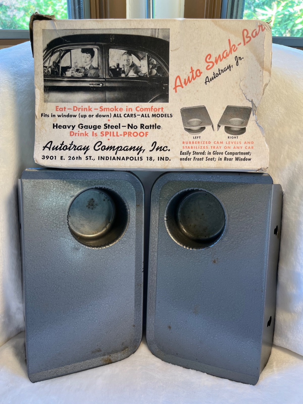 CALLING ALL VINTAGE CAR OWNERS VERY COOL AUTO SNACK BAR TRAYS — LEFT AND RIGHT