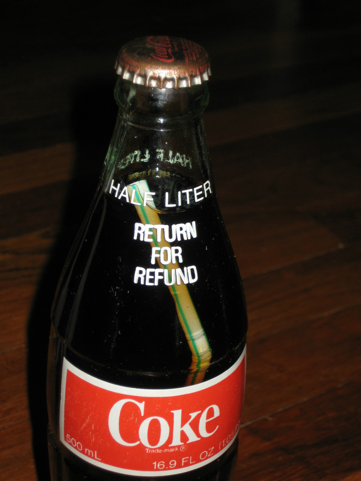 VINTAGE RARE COCA COLA BOTTLE WITH STRAW INSIDE c1984 16.9 OZ USA BOTTLING ERROR