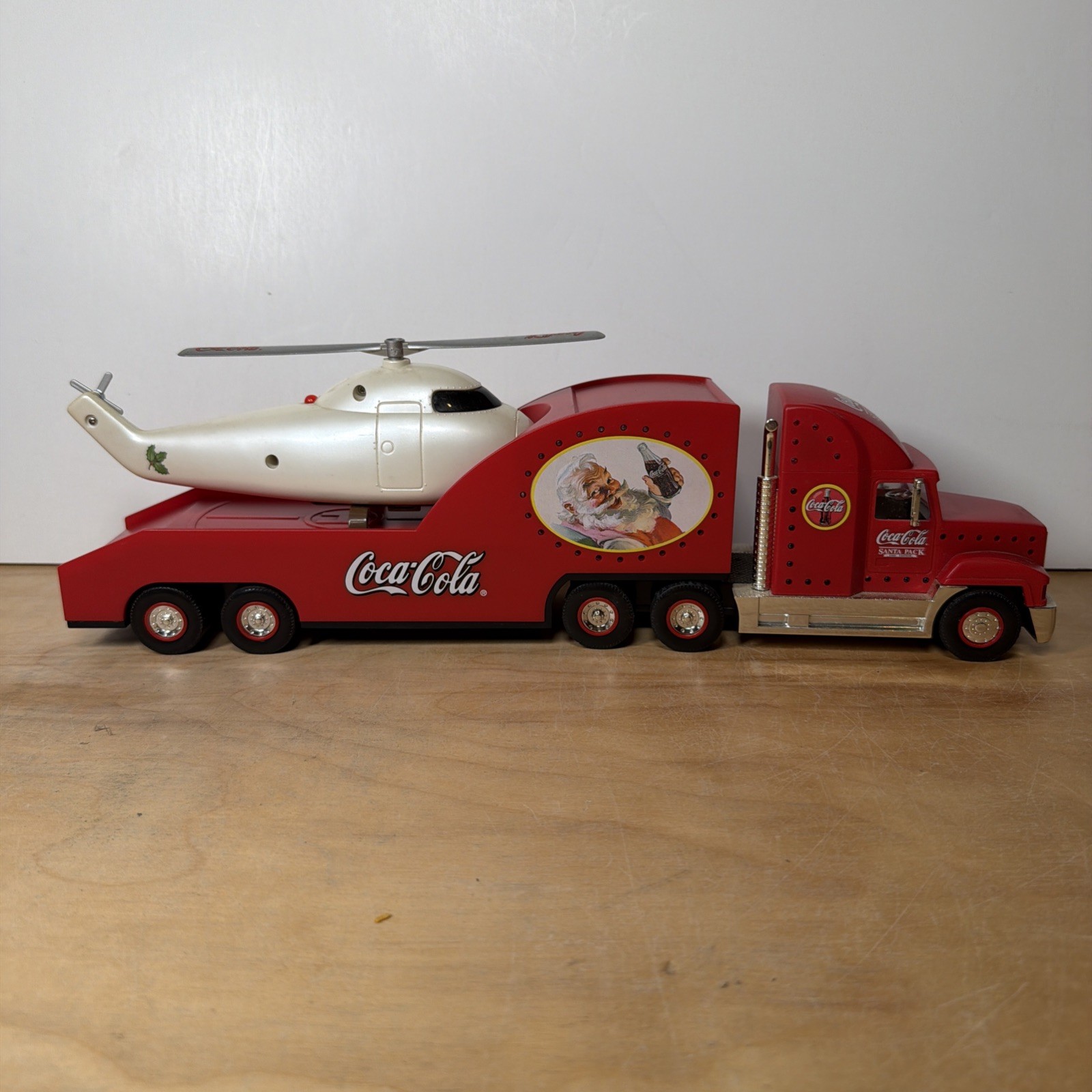Coca Cola 2000, Holiday Helicopter Carrier & Helicopter  Santa Pack Illuminated