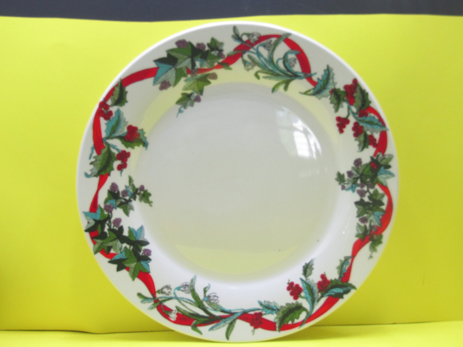 Brylane Home Christmas Jolly TIme Dinnerr Plate 11 Inch Ribbon Floral Preowned