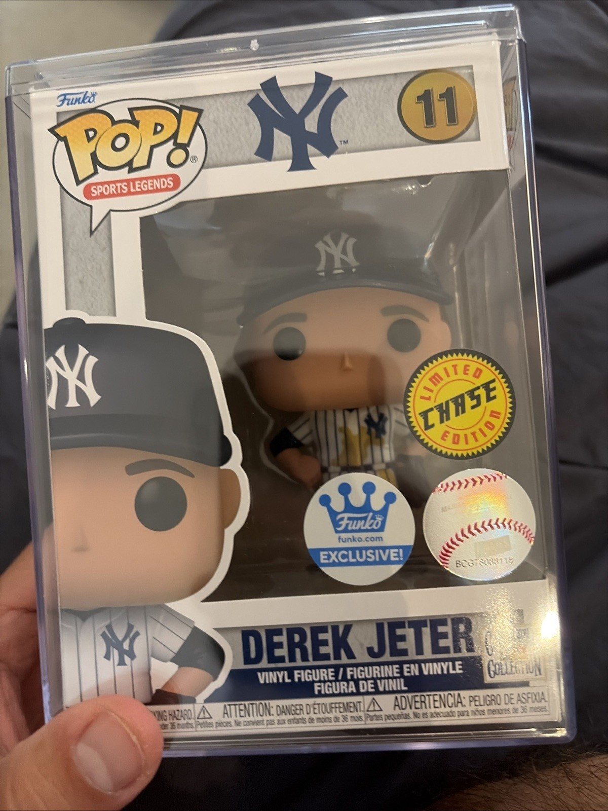Funko Pop MLB - Derek Jeter #11 CHASE (Muddy) Shop Exclusive Yankees DAMAGE BOX