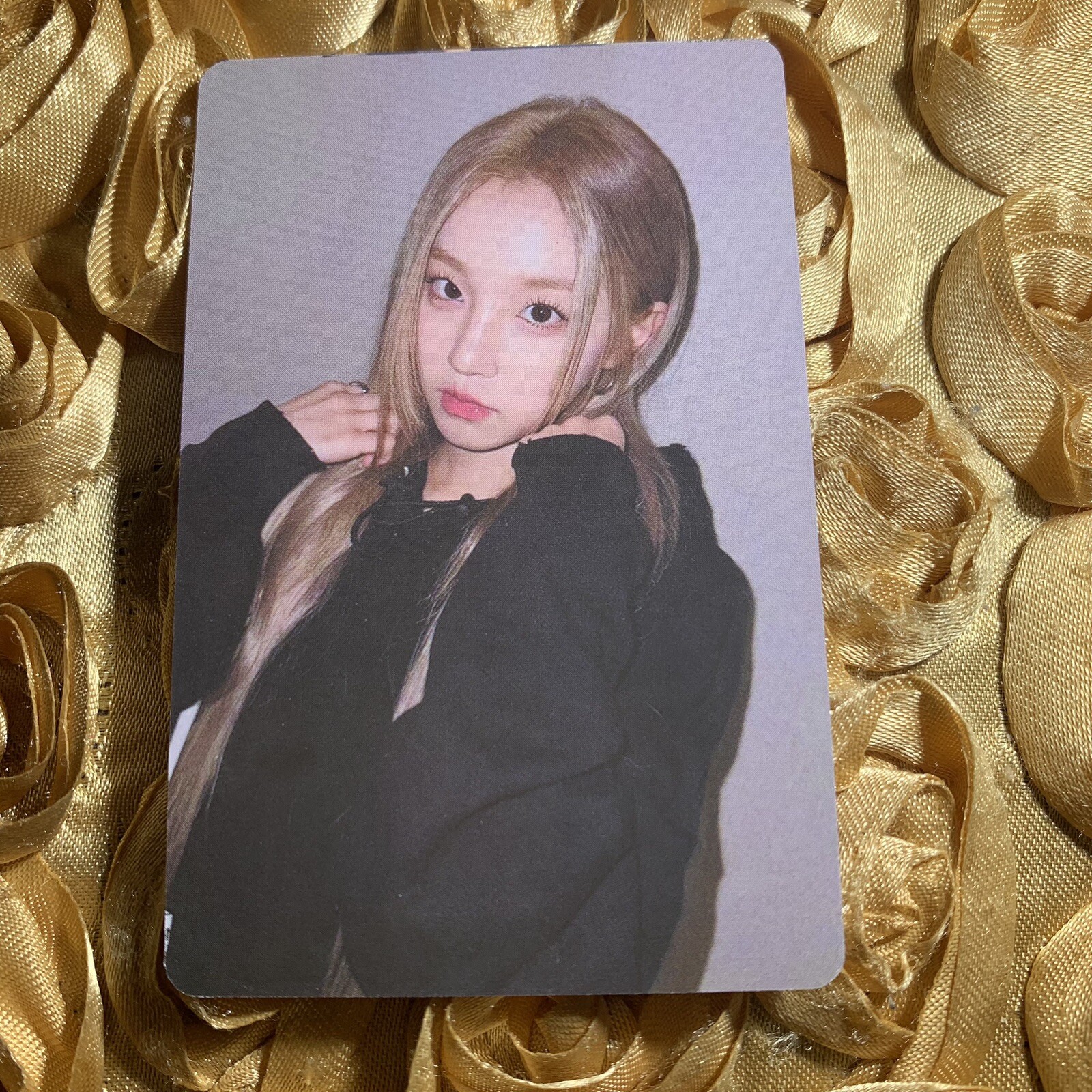 YUQI (G)I-DLE FEEL Edition Celeb K-POP Girl Photo Card BLACK HOODIE