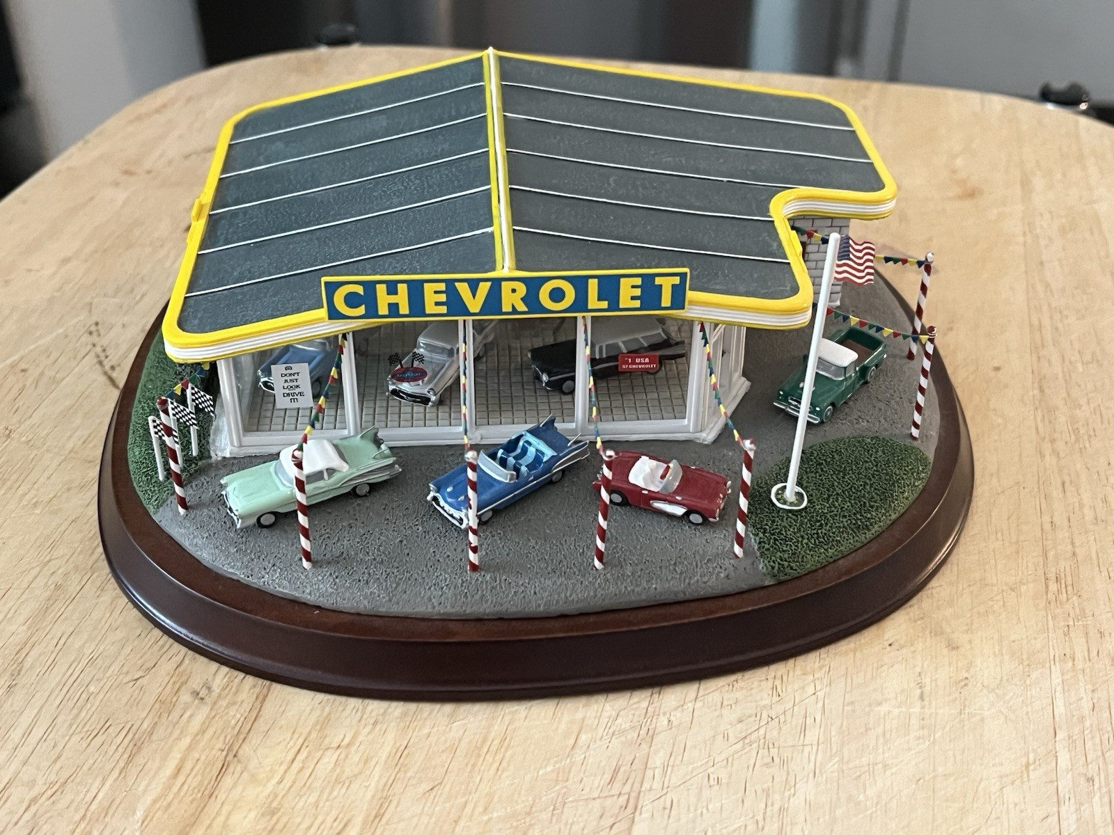 The Danbury Mint 1957 Chevy Chevrolet Dealership HO 1:87 Wood Diorama MBD398