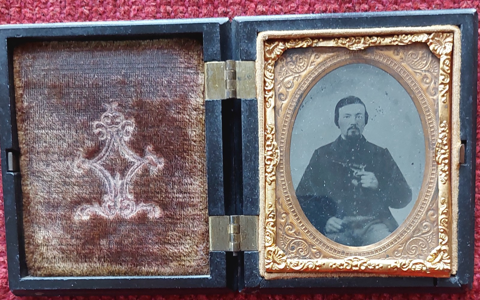 CIVIL WAR AMBROTYPE PHOTO CONFEDERATE SOLDIER DOUBLE ARMED PISTOLS  IDENTIFIED