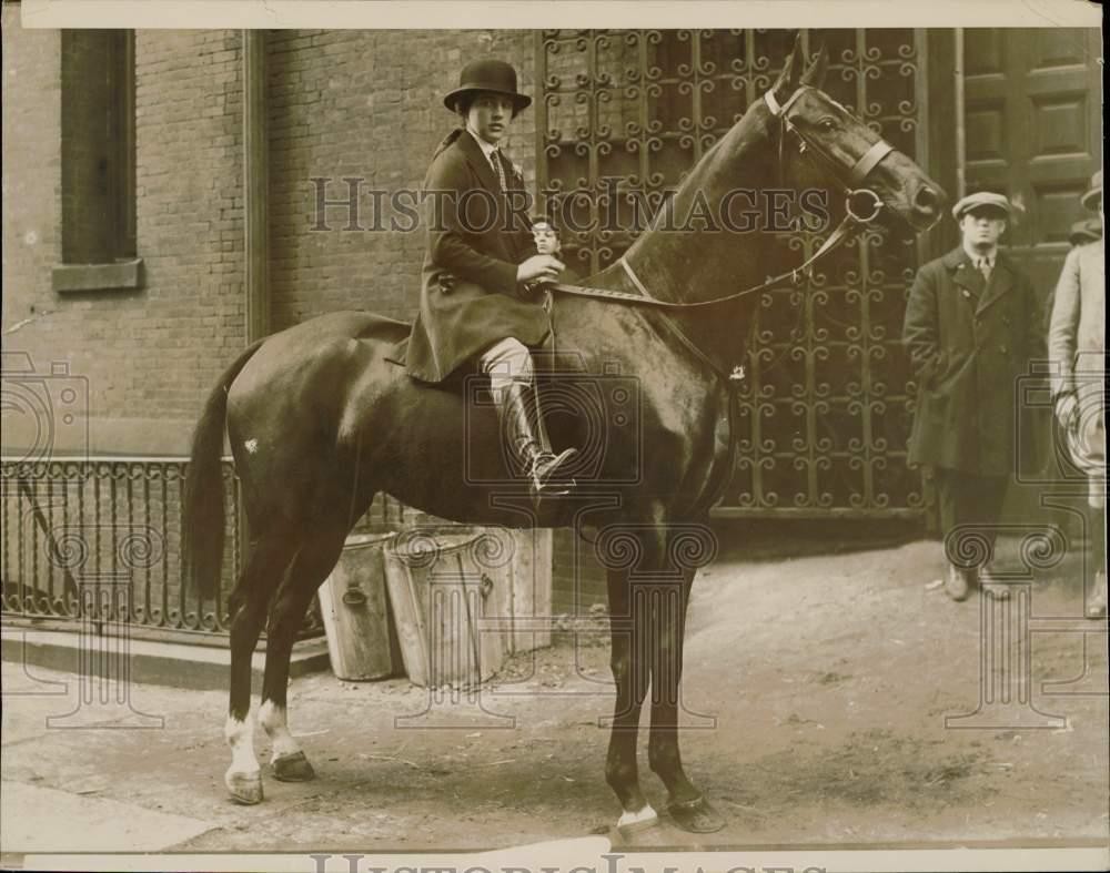 1923 Press Photo Becky Lanier and Athos, horse show winners at Squadron A Armory
