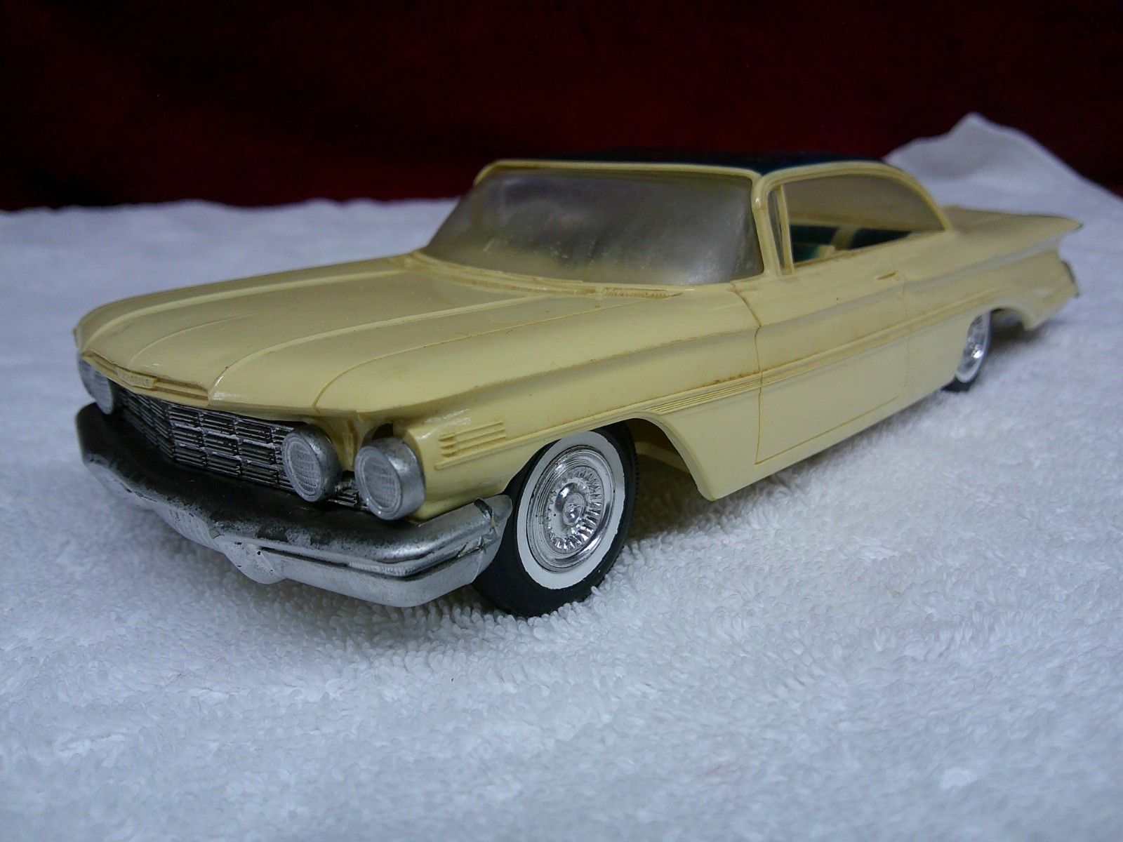 1960 OLDSMOBILE 98 2 DOOR HARD TOP 1/25 MODEL CAR SALES PROMO Johan Models