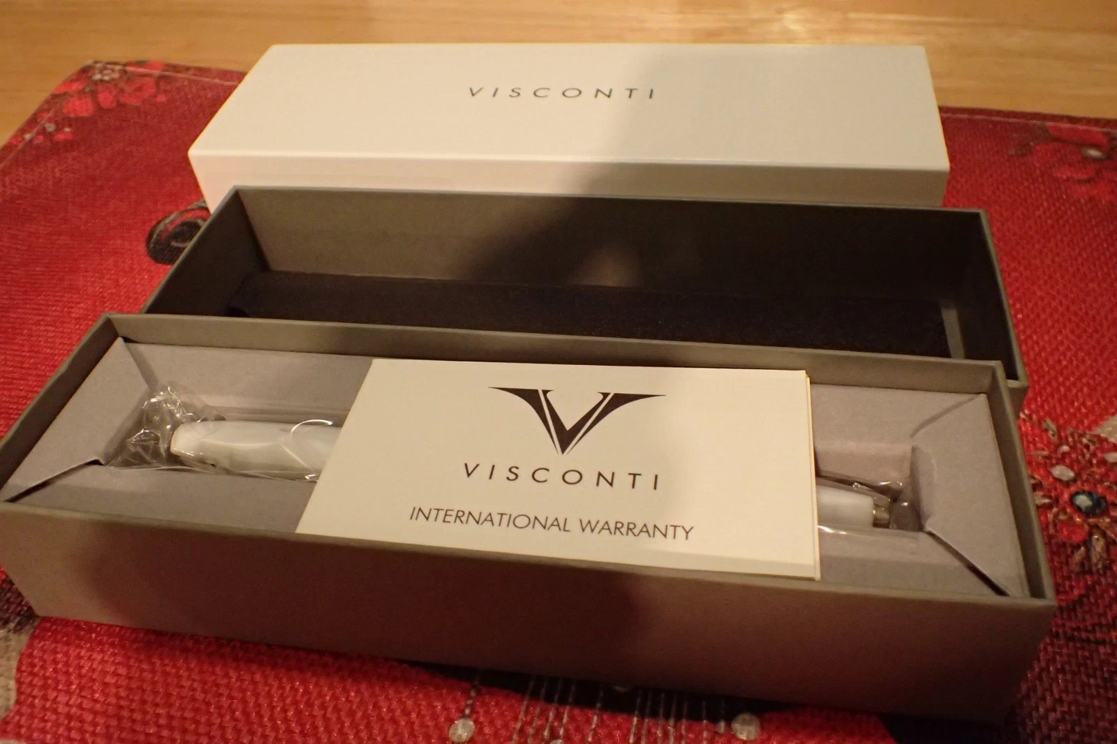 Visconti 'Venus' White Medium Nib Fountain Pen Brand New