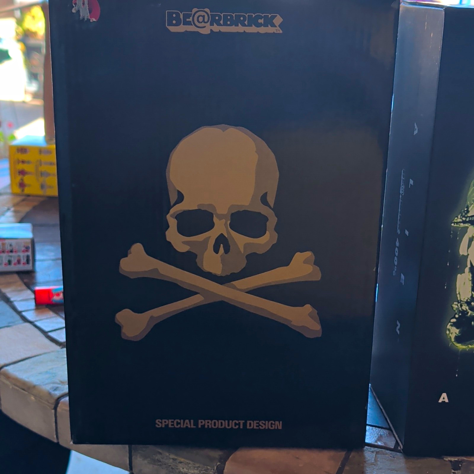 Medicom Toy Be@rbrick Skull & Crossbones Black/Gold Plastic Figure 15+