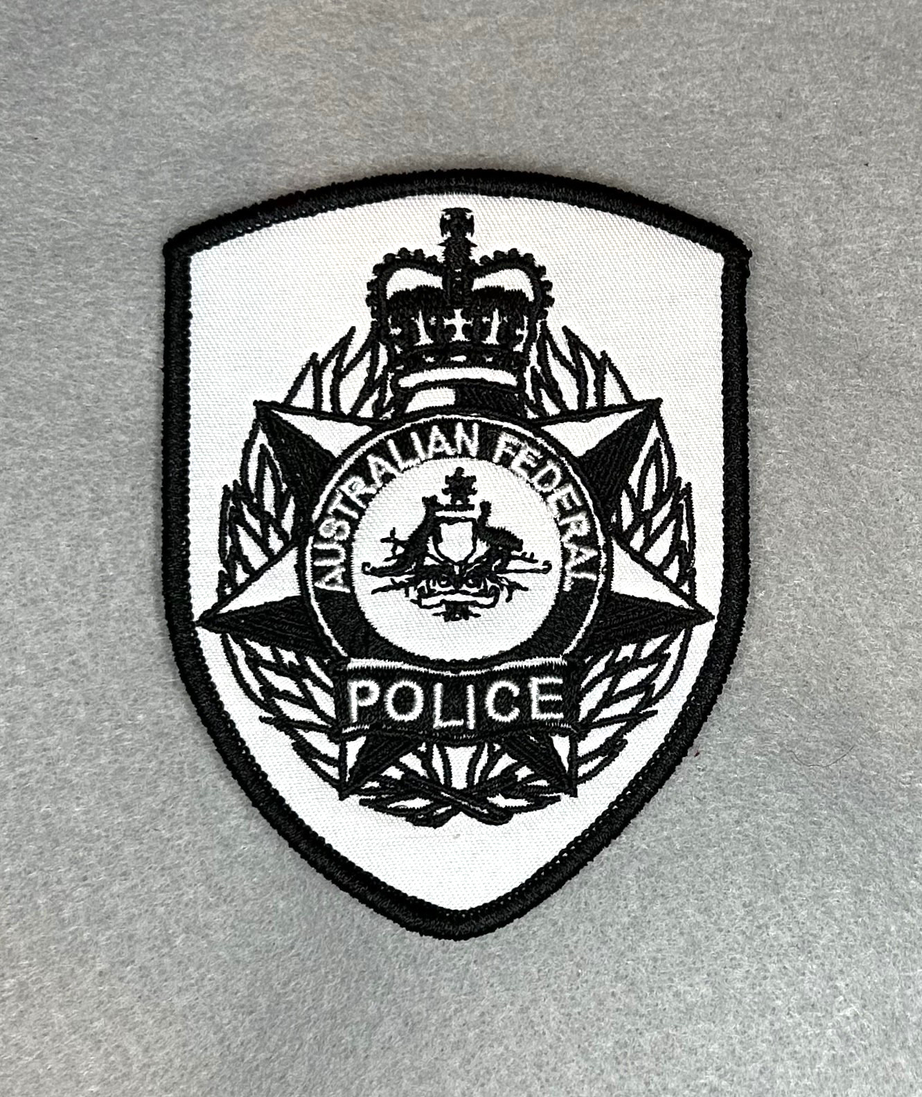 EXTREMELY RARE AUSTRALIAN FEDERAL POLICE EMBROIDERED IRON-ON PATCH...