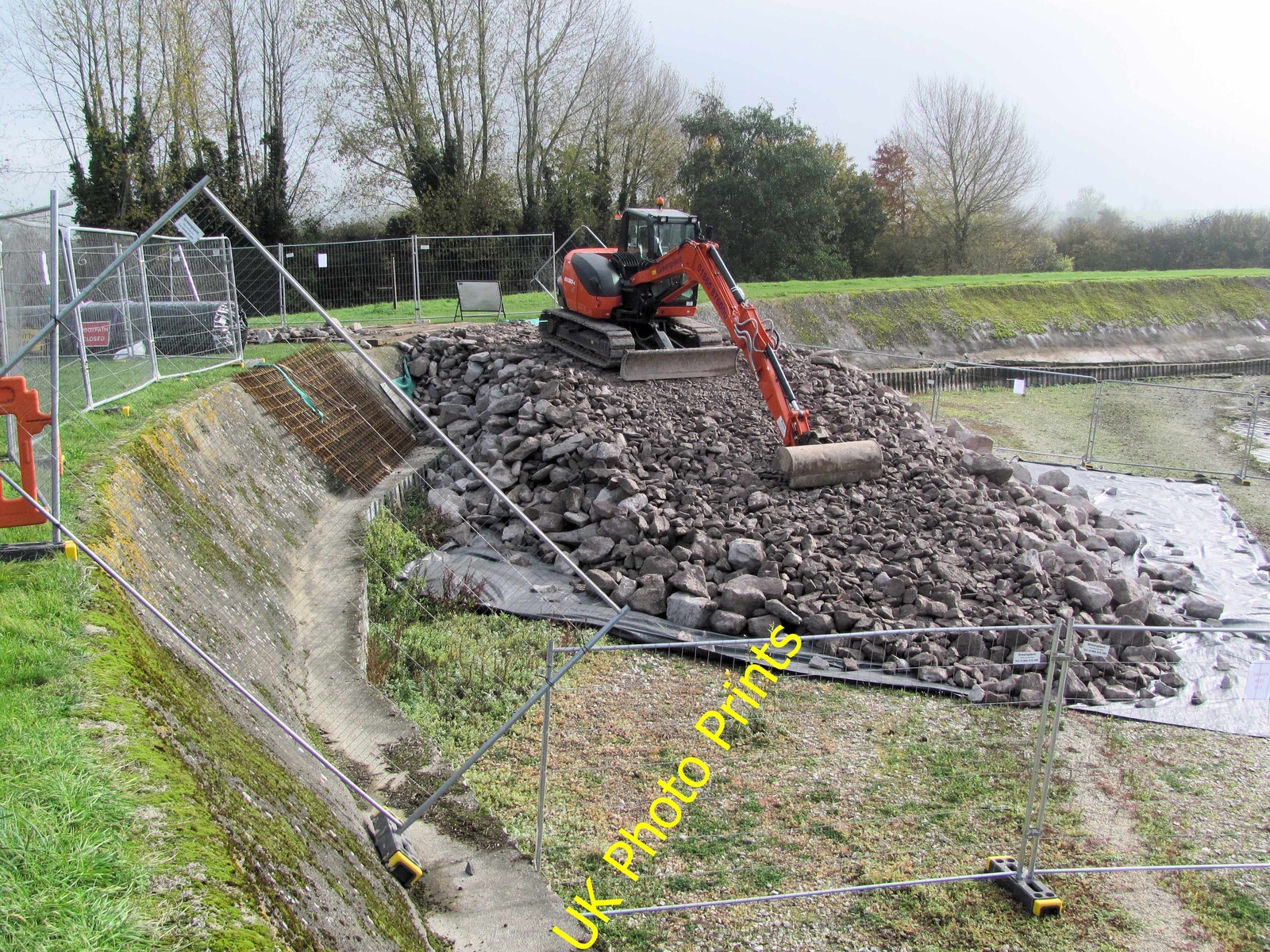 Photo 12x8 Repairing Startops Reservoir (3) Building the inner ramp Gubble c2015