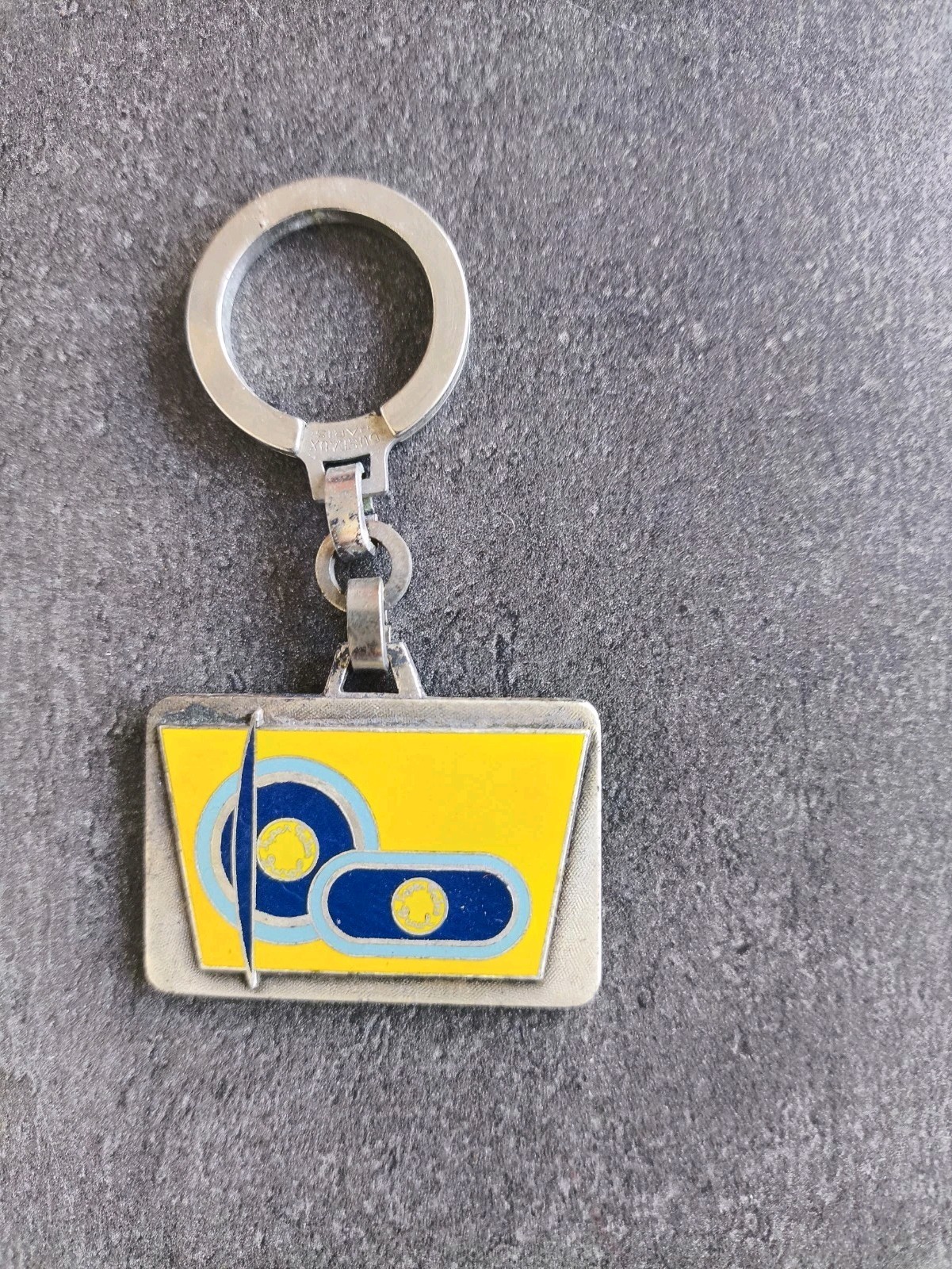 VINTAGE 60s METAL ENAMEL DUROL AUTOMOBILE PATINS BE KEYCHAIN NOZZLES