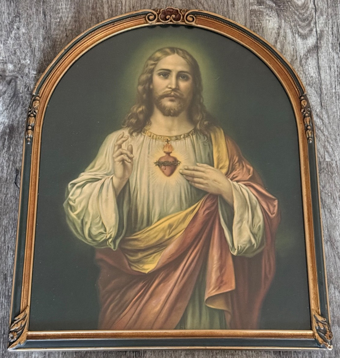 ~VINTAGE SACRED HEART OF JESUS PRINT IN ARCHED FRAME 21 1/2\