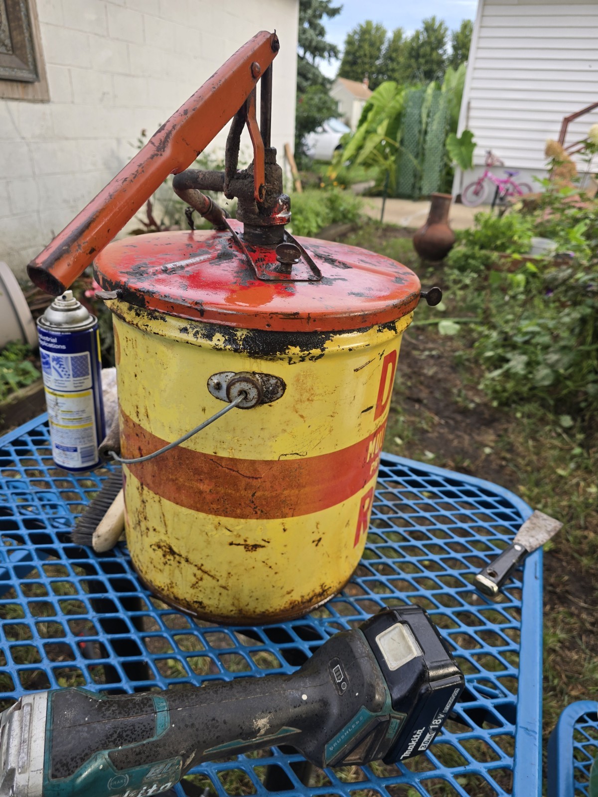 vintage deep rock 5 gallon grease bucket with pump
