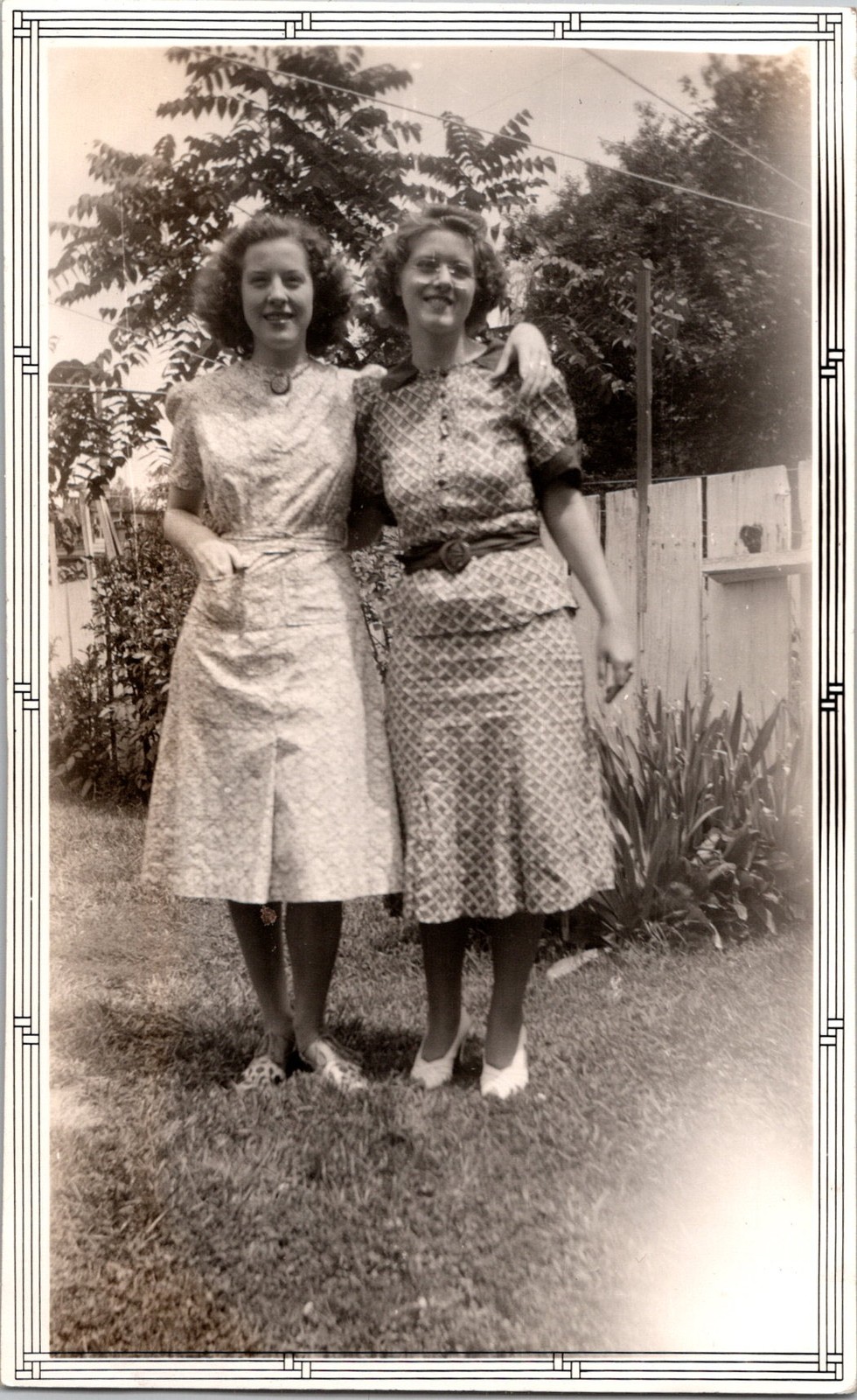 Vintage Snapshot Photo 1930s 1940s Two Young Women Friends Outdoor B&W