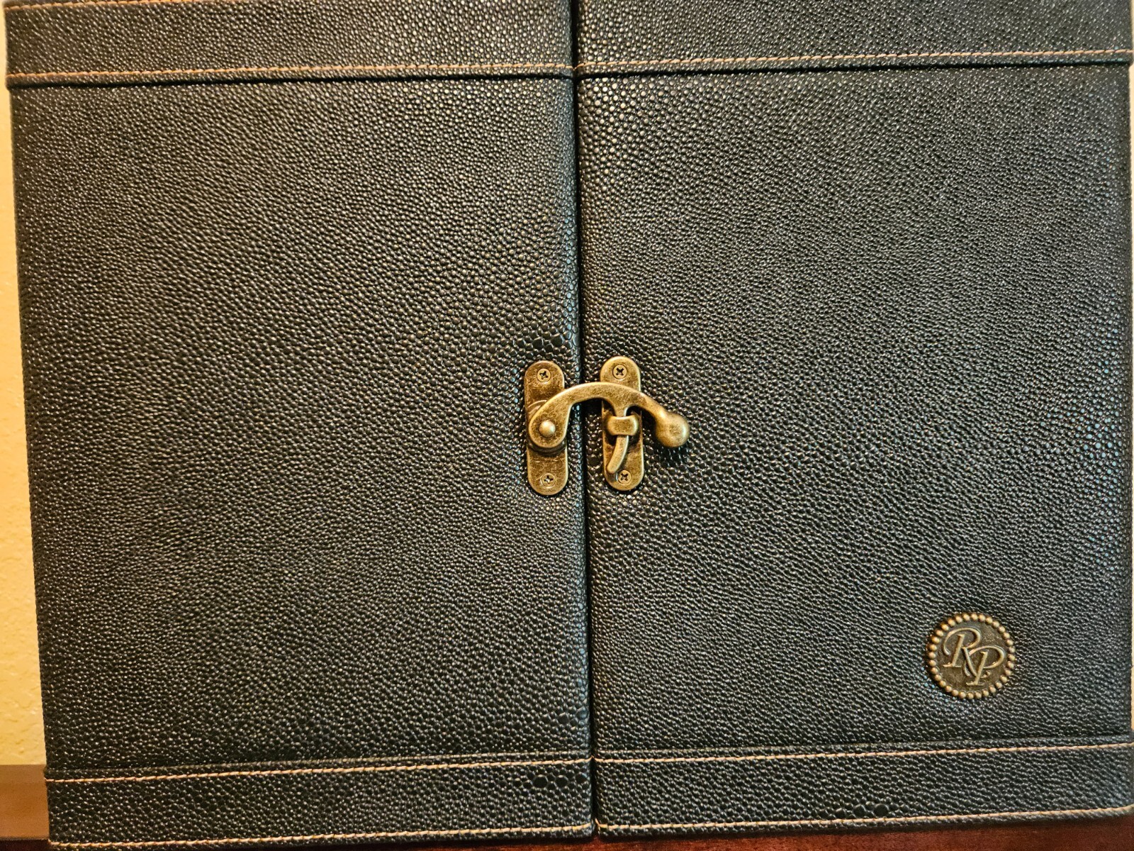 ROCKY PATEL CUSTOM BLACK STING RAY CASE