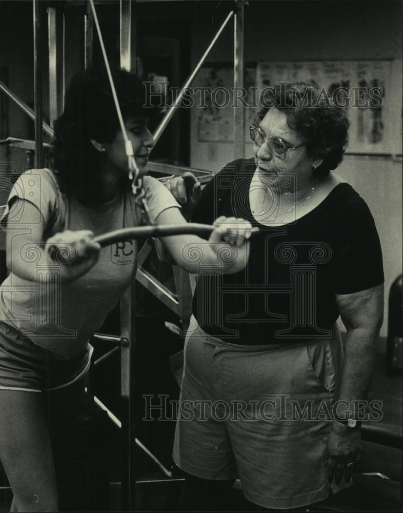 1985 Press Photo Enriqueta Gonzalez and Rosa Svien Community Center Milwaukee