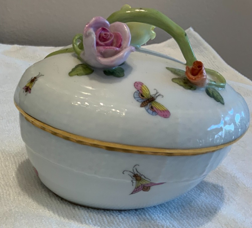 BEAUTIFUL VINTAGE HAND PAINTED HEART SHAPED BOX FROM HEREND, HUNGARY 4