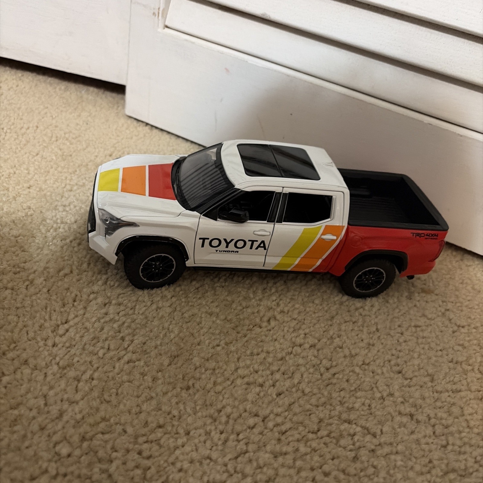 Toyota Tundra TRD OFF ROAD 1/24 White Model 14Y+ JAPAN