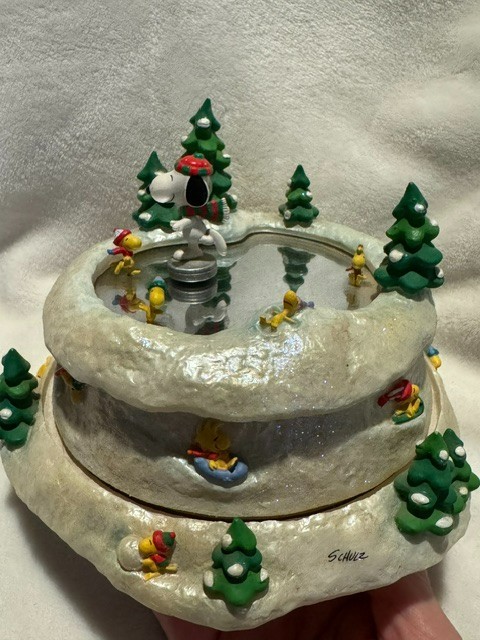 2002 Hallmark Peanuts Gallery It's Nice On The Ice Musical Figurine  IT WORKS