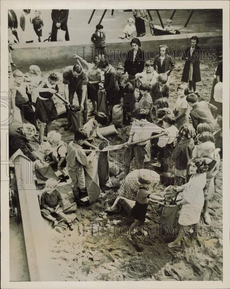 1939 Press Photo Children help soldiers fill sandbags at Finsbury Park, London