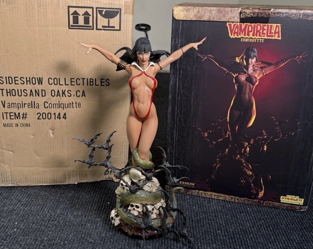 Sideshow collectibies Vampirella Big Box 1 see descrip