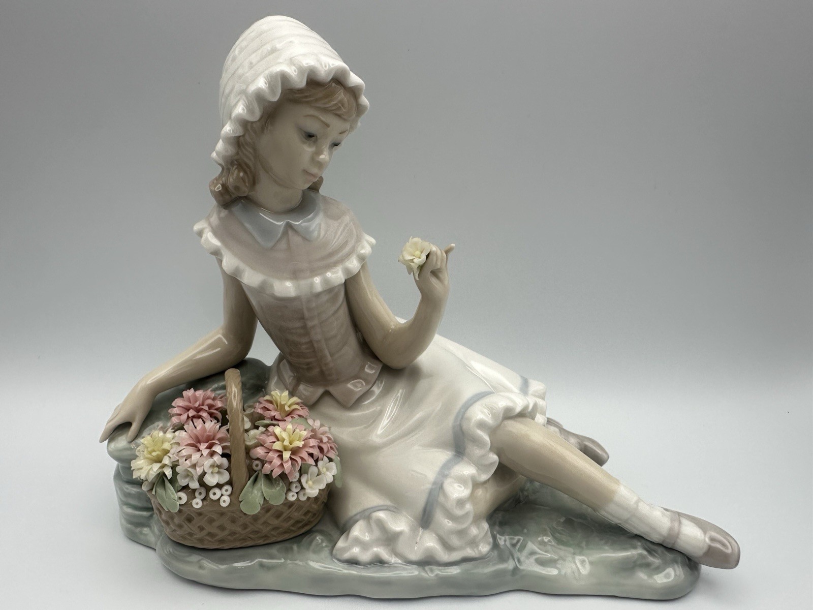 Lladró Admiration Florinda #4907 figurine girl with flower basket Original Box