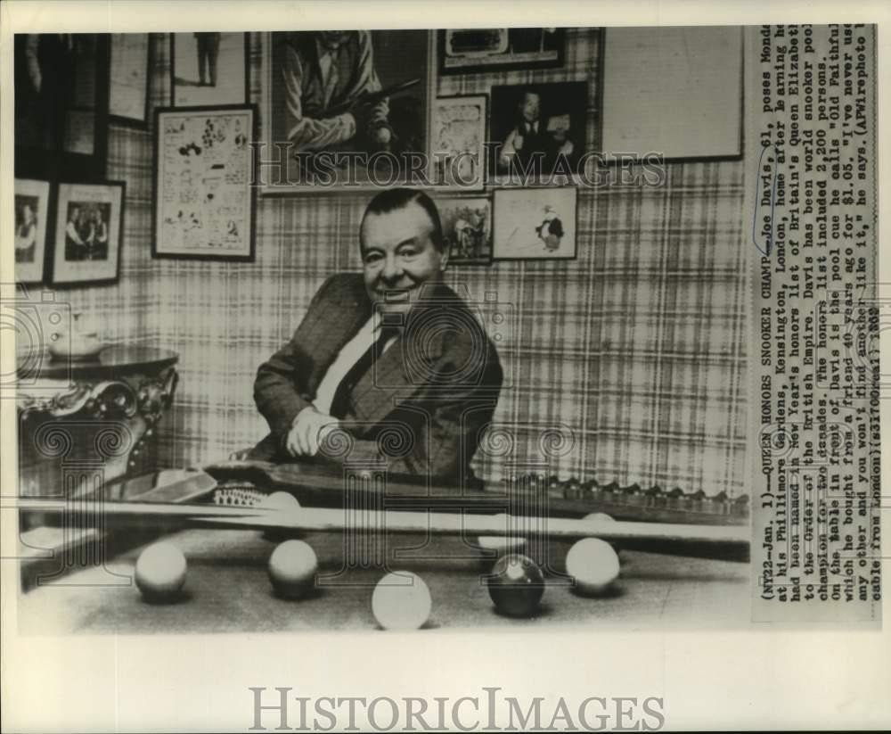1963 Press Photo World snooker pool champion Joe Davis at home in London