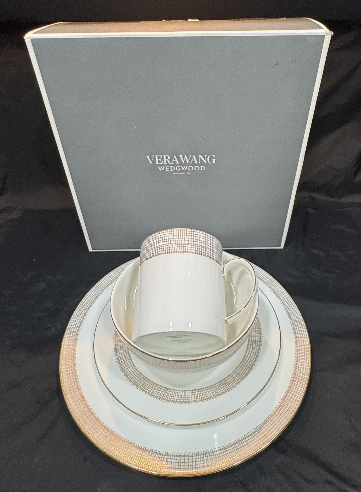 (2) WEDGWOOD 4-Piece VERA WANG Bone China GILDED WEAVE Place Settings 