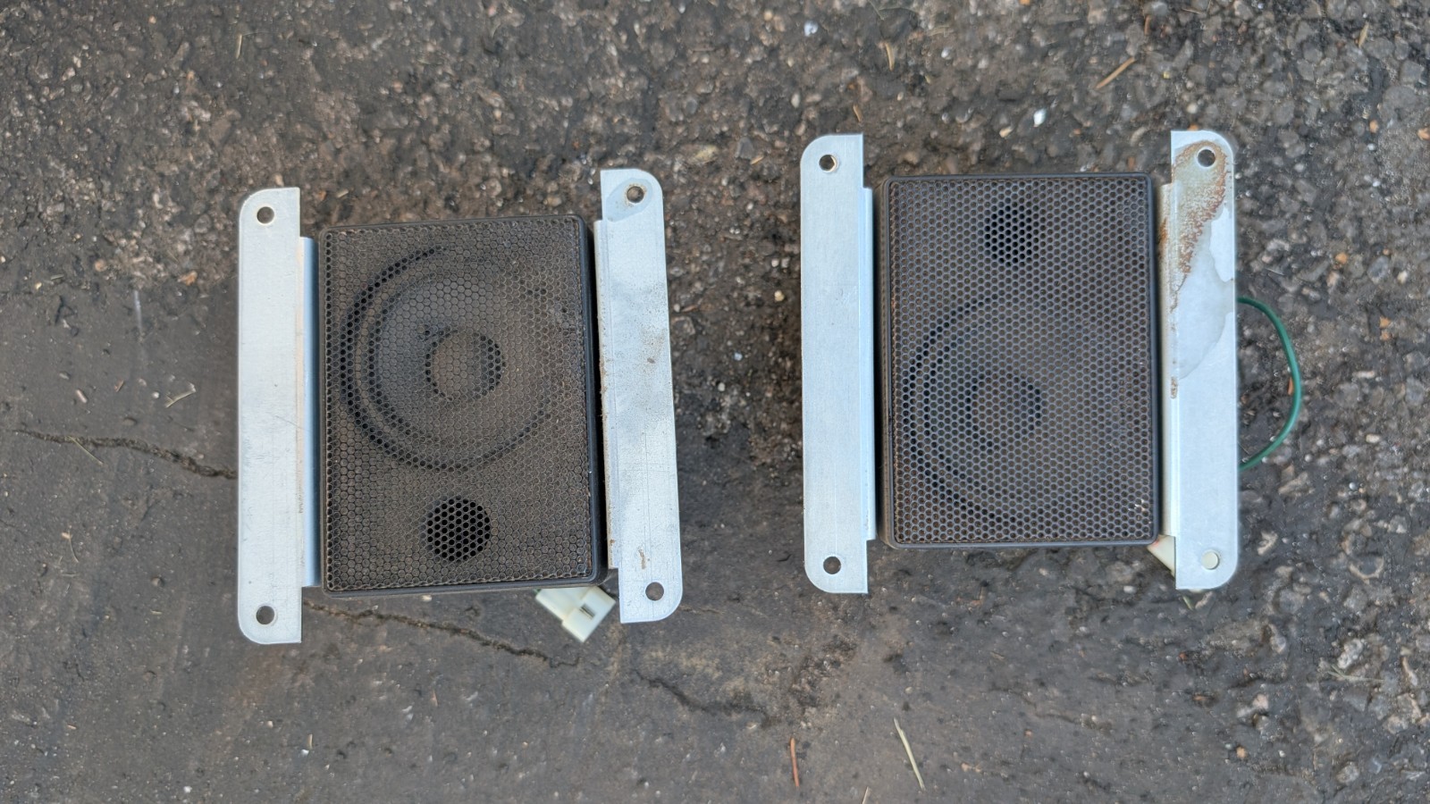 Sega House of the Dead  dlx ARCADE speakers  model 2 with brackets .