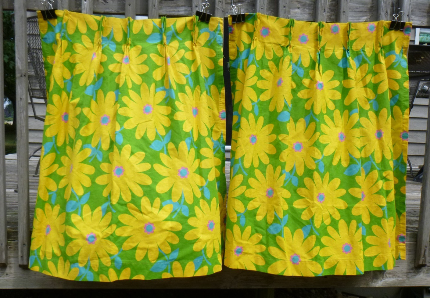 Pr Vtg 60s 70s Flower Power Curtains Yellow Green BIG MOD Daisies 25x34.5