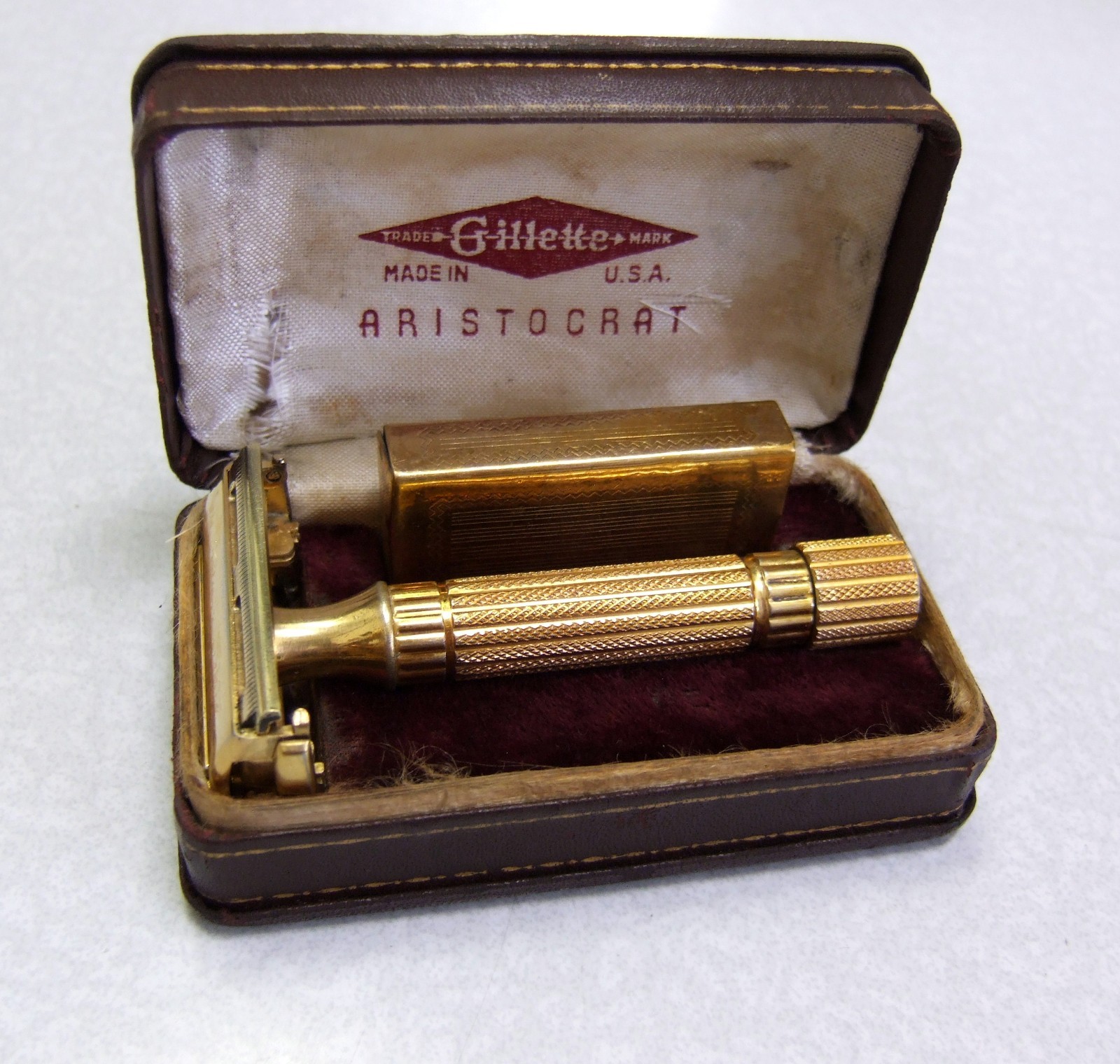 Vintage 1946-47 Gillette ARISTOCRAT TTO DE Safety Razor Set in Case