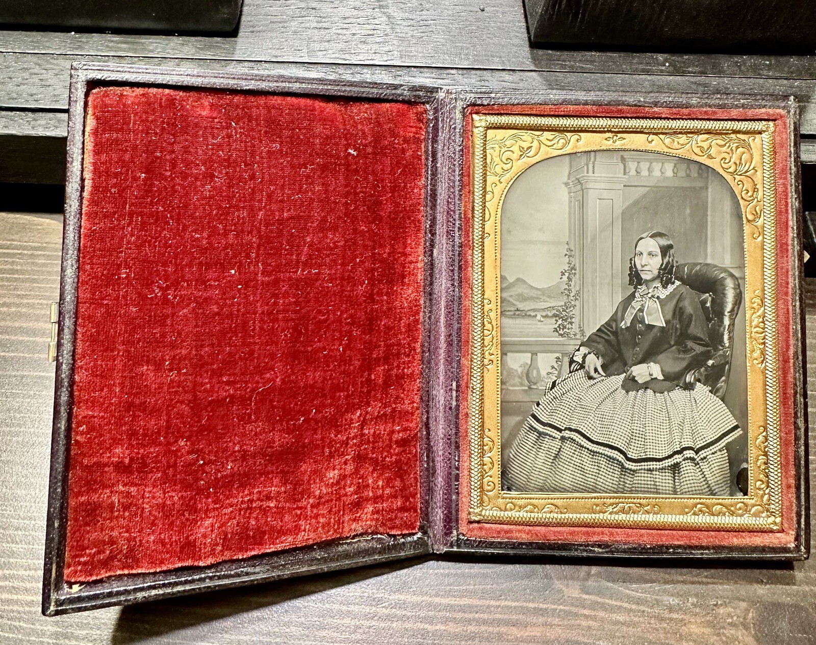 PRETTY WOMAN CURLS IN HAIR LEATHER CASE 1/4 AMBROTYPE 1850s VICTORIAN PHOTO UK