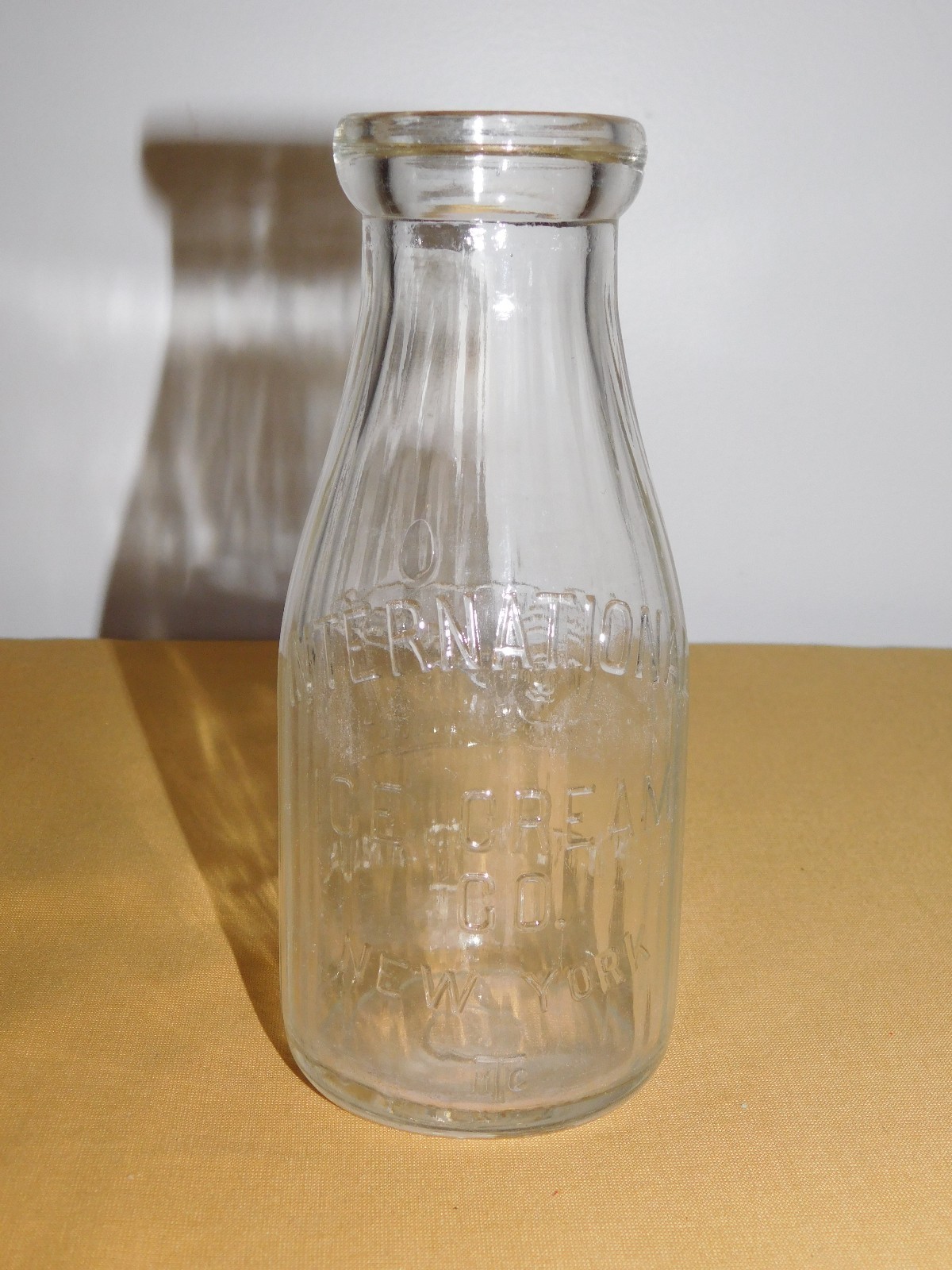 VINTAGE 1926  INTERNATIONAL ICE CREAM CO NEW YORK 1 PINT MILK BOTTLE