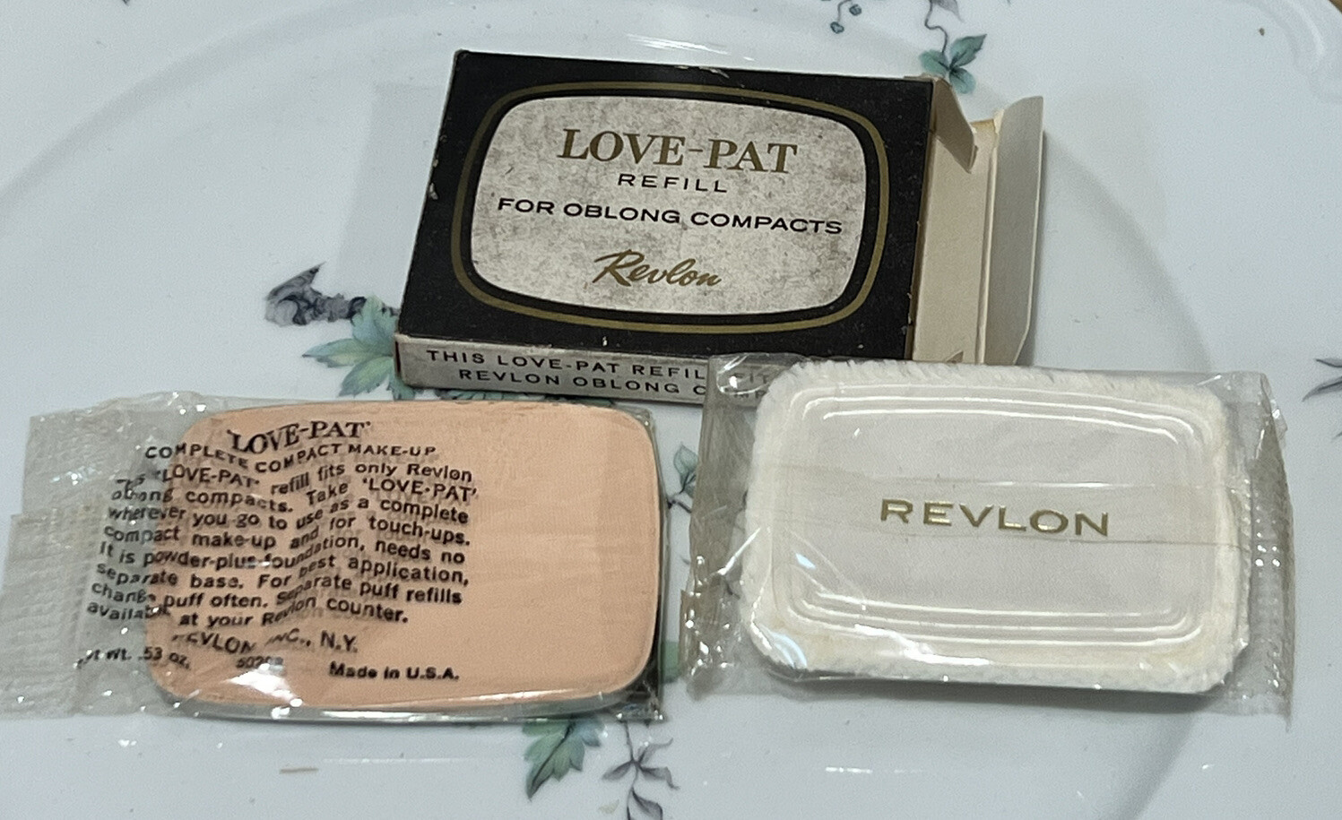 VINTAGE REVLON LOVE PAT REFILL FOR OBLONG  COMPACT NEW CREAMY PEACH