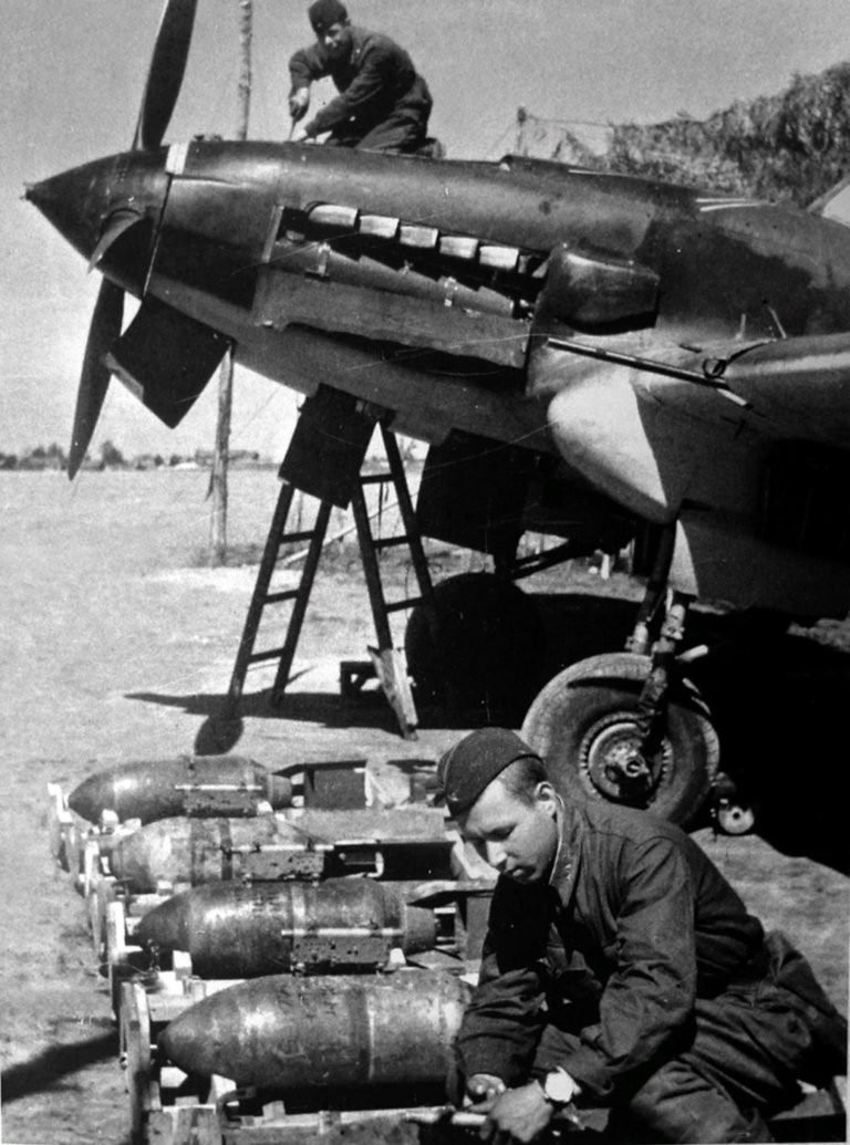 WW2 WWII Photo World War Two / Soviet Russian IL-2 Sturmovik Bombs Being Readied