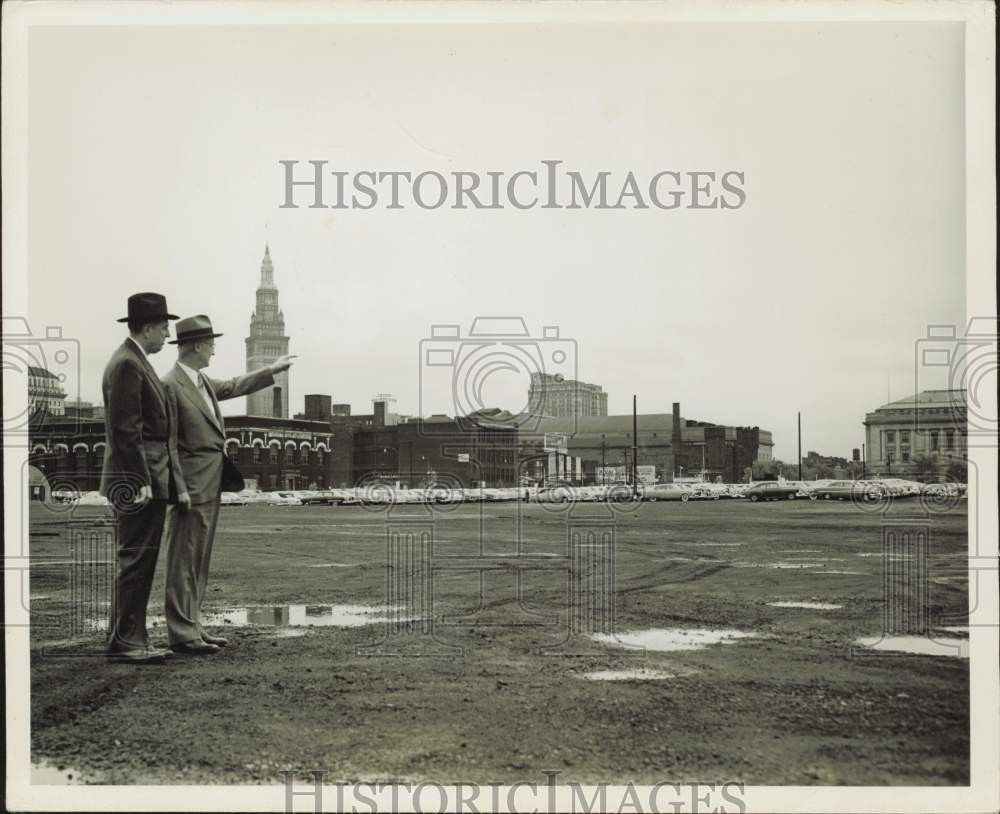 1953 Press Photo Curtis Lee Smith and D.C. Chase Surveying Empty Land