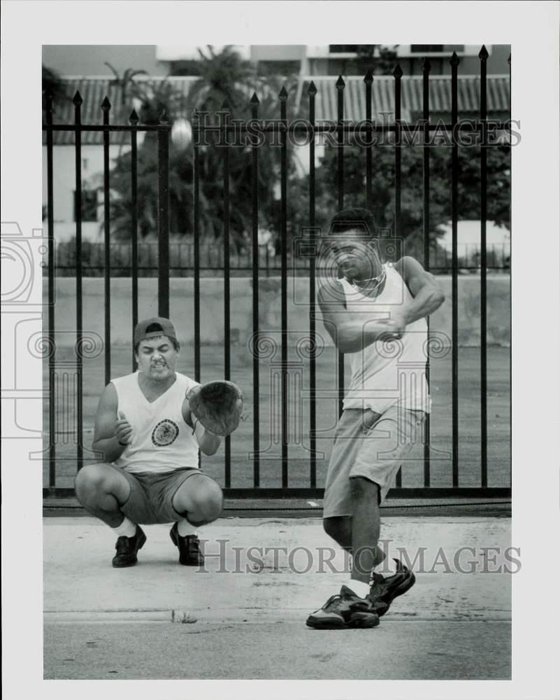 1994 Press Photo Julio Rodriguez, Walter Sanchez play stick ball at 29th Street