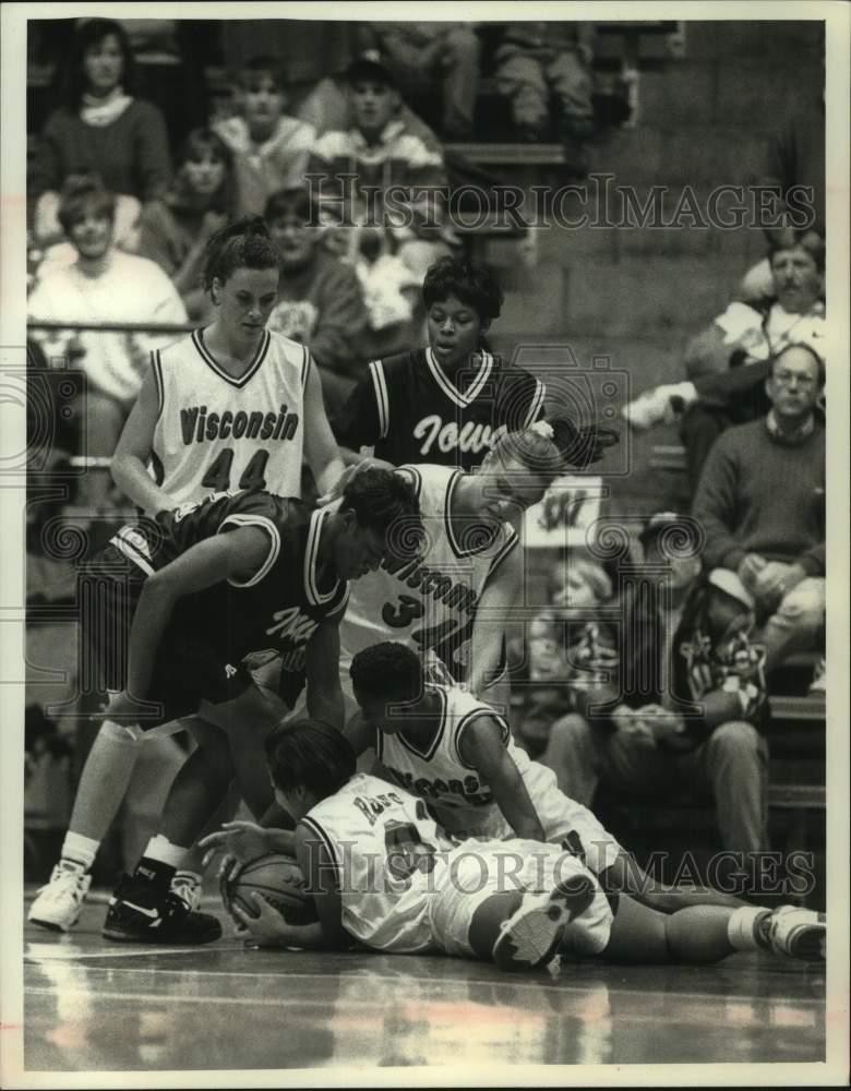1995 Press Photo Wisconsin players Jenny Rhodes and others scramble against Iowa