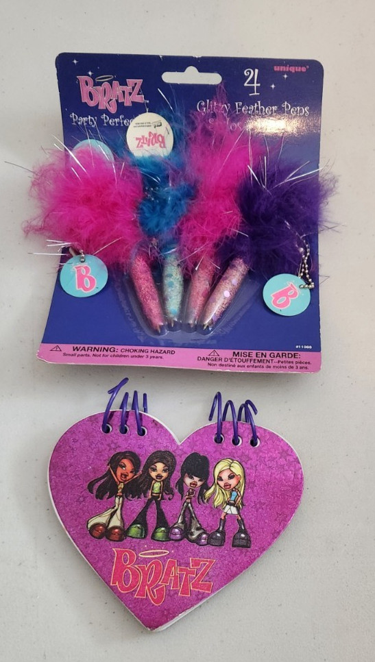 Bratz Glitzy Feather Pen 4 pack Set with heart shaped notepad