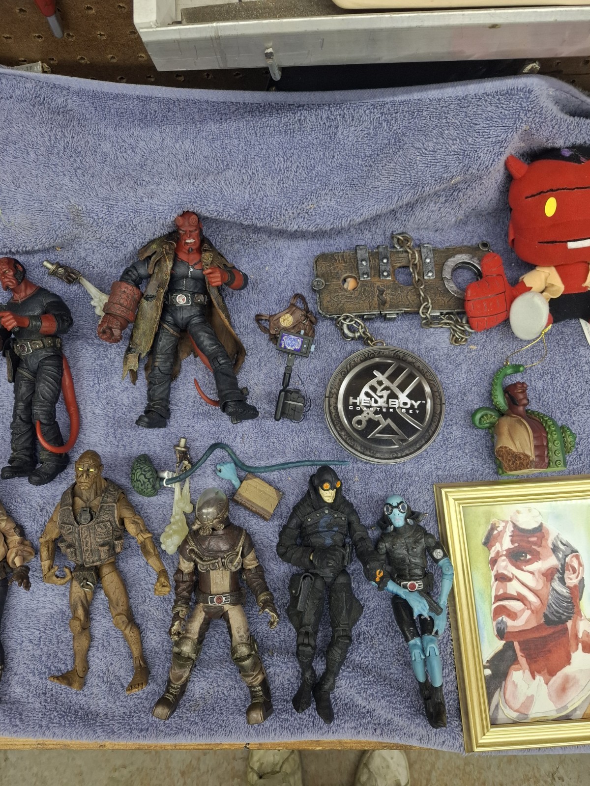 Hellboy set multifigures and memorabilia d c comics