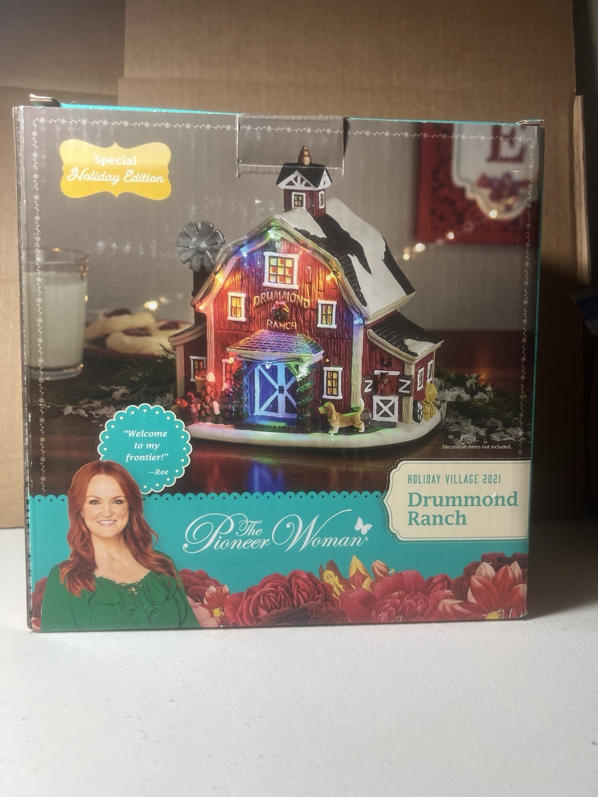 The Pioneer Woman Drummond Ranch Holiday Village 2021 Light-Up Christmas Barn